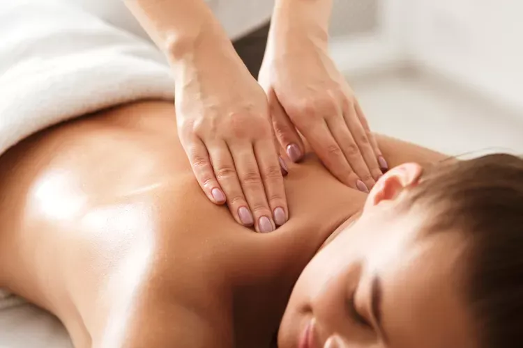 Amandine réalisant un massage